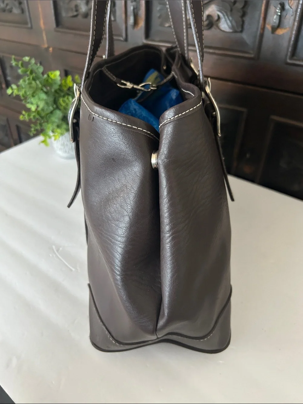 Classic Brown Leather Tote Bag with Contrasting Stitching